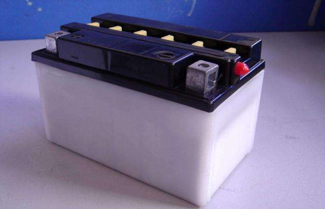 免维护蓄电池与传统蓄电池在使用上的异同